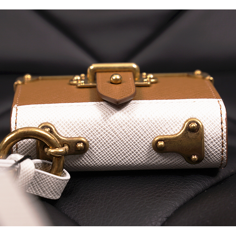 PRADA HANDOBAG 三角プレート レザー A4可ブラウン HANDOBAG PRADA 三角プレート 三角プレートの通販 楽天市場】プラダ A4